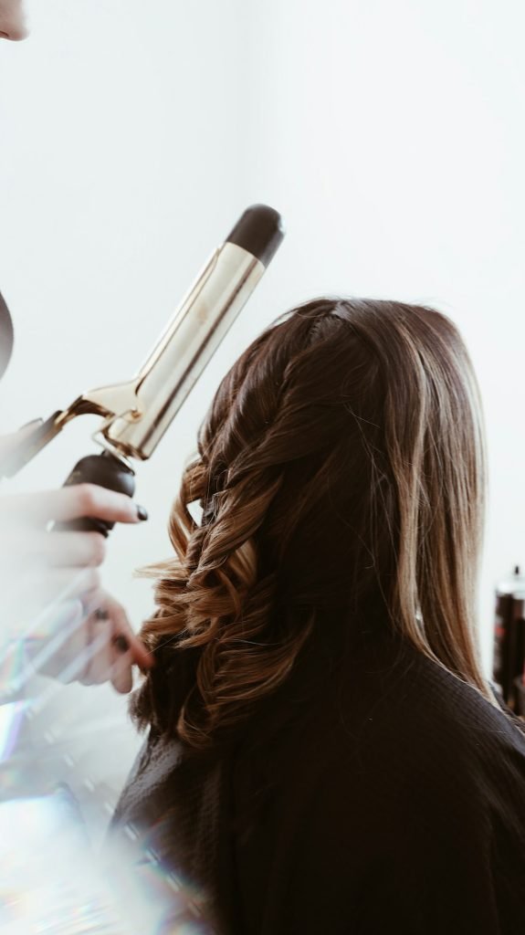 person-holding-gray-hair-curler-mmz03pycozg